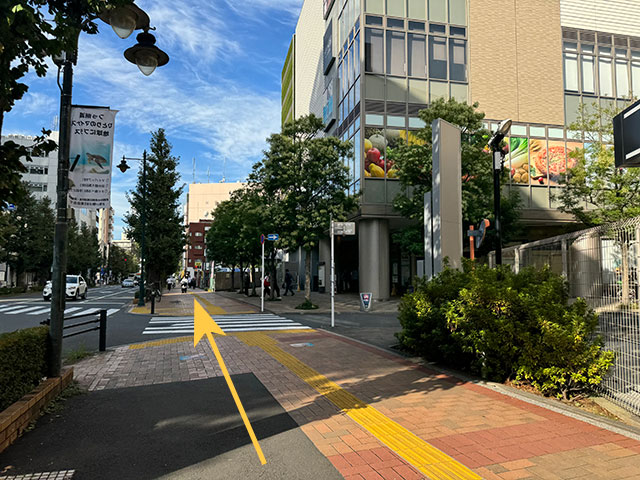 ここまで来たら、あとは三鷹駅を背にしてバス通り（中央大通り）の右側の歩道（レンガの道）を真っ直ぐ直進です。